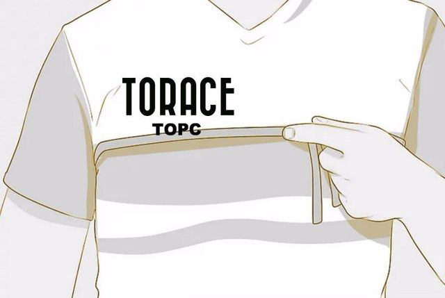 Una persona si misura il torace con una maglietta Torace Topc